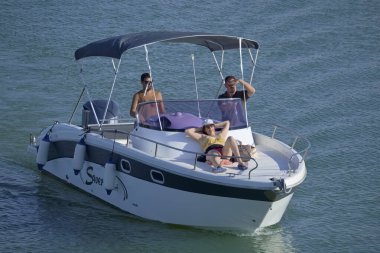 İtalya, Sicilya, Akdeniz, Marina di Ragusa (Ragusa Eyaleti); 28 Haziran 2020, limandaki bir motorlu tekne - EDITORIAL