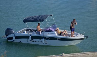 İtalya, Sicilya, Akdeniz, Marina di Ragusa (Ragusa Eyaleti); 28 Haziran 2020, limandaki bir motorlu tekne - EDITORIAL