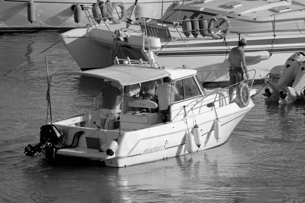 Italien Sicilien Medelhavet Marina Ragusa Ragusaprovinsen Juni 2020 Människor Motorbåt — Stockfoto