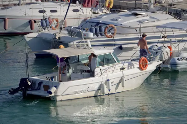 Italien Sicilien Medelhavet Marina Ragusa Ragusaprovinsen Juni 2020 Människor Motorbåt — Stockfoto