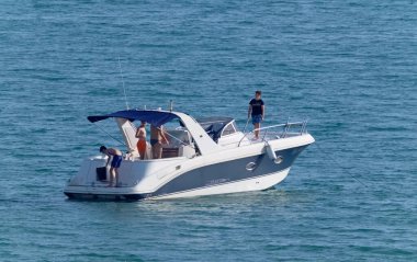 İtalya, Sicilya, Akdeniz, Marina di Ragusa (Ragusa Eyaleti); 30 Haziran 2020, lüks bir yat - EDITORIAL