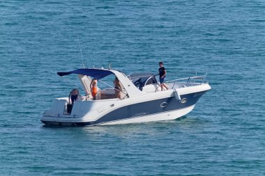 İtalya, Sicilya, Akdeniz, Marina di Ragusa (Ragusa Eyaleti); 30 Haziran 2020, lüks bir yat - EDITORIAL