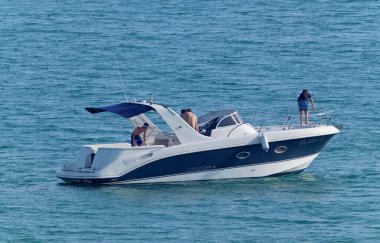 İtalya, Sicilya, Akdeniz, Marina di Ragusa (Ragusa Eyaleti); 30 Haziran 2020, lüks bir yat - EDITORIAL