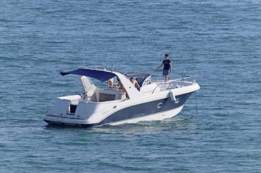 İtalya, Sicilya, Akdeniz, Marina di Ragusa (Ragusa Eyaleti); 30 Haziran 2020, lüks bir yat - EDITORIAL