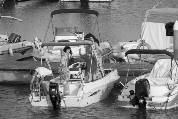 イタリア シチリア島 地中海 マリーナ ラグーザ ラグーザ州 2020年6月29日 日没時に港のモーターボートに乗っている人々 Editorial — ストック写真