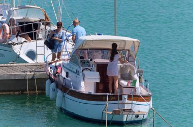 İtalya, Sicilya, Akdeniz, Marina di Ragusa (Ragusa Eyaleti); 2 Temmuz 2020, limandaki lüks yatlarda yaşayan insanlar - EDITORIAL