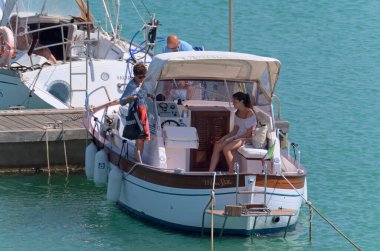 İtalya, Sicilya, Akdeniz, Marina di Ragusa (Ragusa Eyaleti); 2 Temmuz 2020, limanda lüks bir yatta insanlar - EDITORIAL