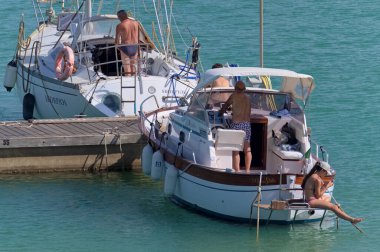 İtalya, Sicilya, Akdeniz, Marina di Ragusa (Ragusa Eyaleti); 2 Temmuz 2020, limandaki lüks yatlarda yaşayan insanlar - EDITORIAL