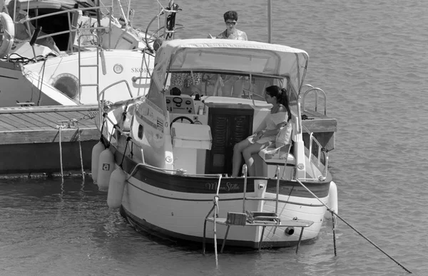 意大利 西西里 地中海 拉古萨港 拉古萨省 2020年7月2日 港口乘豪华游艇的人 Editorial — 图库照片