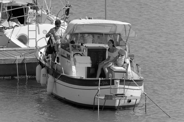 意大利 西西里 地中海 拉古萨港 拉古萨省 2020年7月2日 港口乘豪华游艇的人 Editorial — 图库照片