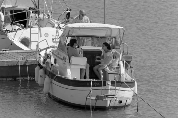 イタリア シチリア島 地中海 マリーナ ラグーザ ラグーザ州 7月2020 ポート内の豪華なヨット上の人々 — ストック写真