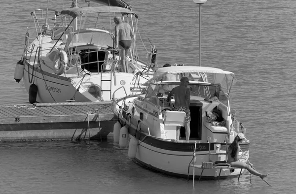 意大利 西西里 地中海 拉古萨港 拉古萨省 2020年7月2日 港口乘坐豪华游艇的人 Editorial — 图库照片
