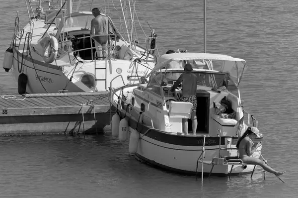 イタリア シチリア島 地中海 マリーナ ラグーザ ラグーザ州 7月2020 ポート内の高級ヨットの人々 Editorial — ストック写真