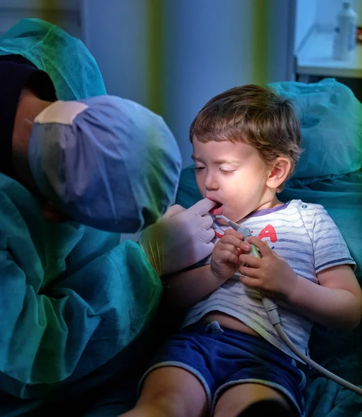 Стоматологической Клинике Лечат Летнего Мальчика — стоковое фото