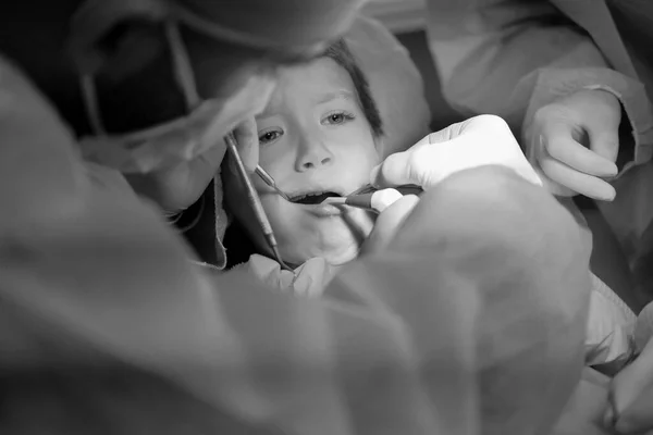 Letý Chlapec Vyléčen Zubařské Klinice — Stock fotografie