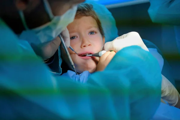 Стоматологической Клинике Лечат Летнего Мальчика — стоковое фото
