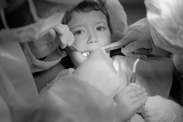歯科医院で治療を受けている4歳の男性の子供 — ストック写真
