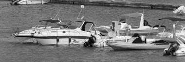 İtalya, Sicilya, Akdeniz, Marina di Ragusa (Ragusa ili); 5 Temmuz 2020, limanda motorlu tekneler ve lüks yatlar - EDITORIAL