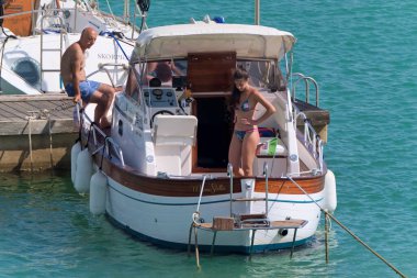 İtalya, Sicilya, Akdeniz, Marina di Ragusa (Ragusa Eyaleti); 5 Temmuz 2020, limanda lüks bir yatta insanlar - EDITORIAL