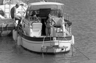 İtalya, Sicilya, Akdeniz, Marina di Ragusa (Ragusa Eyaleti); 5 Temmuz 2020, limanda lüks bir yatta insanlar - EDITORIAL