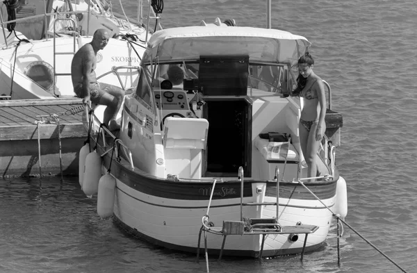 イタリア シチリア島 地中海 マリーナ ラグーザ ラグーザ州 7月2020 ポート内の豪華なヨット上の人々 — ストック写真