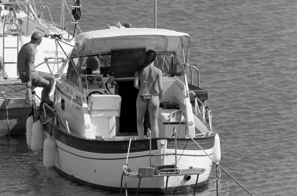 意大利 西西里 地中海 拉古萨港 拉古萨省 2020年7月5日 港口乘豪华游艇的人 Editorial — 图库照片