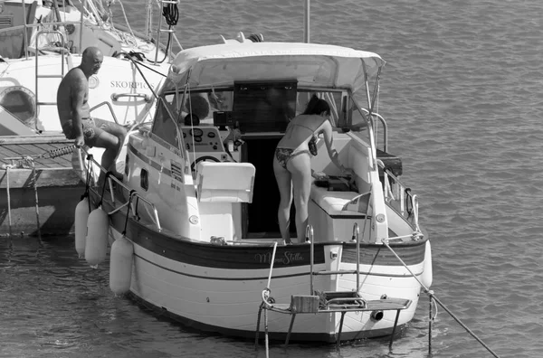 Italien Sicilien Medelhavet Marina Ragusa Ragusaprovinsen Juli 2020 Människor Lyxyacht — Stockfoto