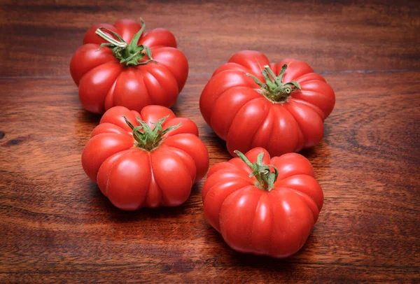 意大利西红柿放在木制桌子上 — 图库照片