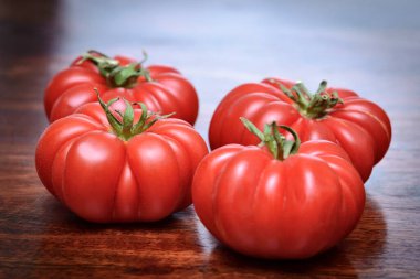 Tahta masadaki İtalyan domatesleri