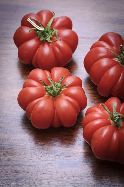 Tomates Italianos Uma Mesa Madeira — Fotografia de Stock