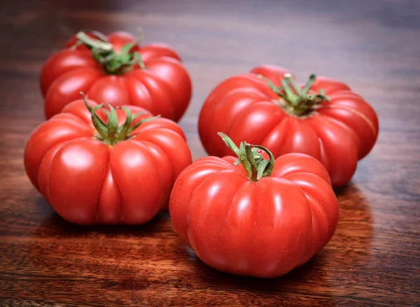 Italiaanse Tomaten Een Houten Tafel — Stockfoto