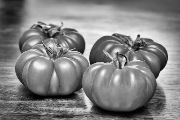 Tomates Italianos Uma Mesa Madeira — Fotografia de Stock