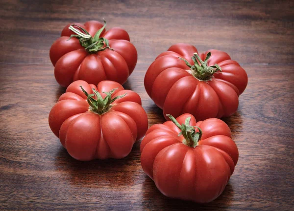 Tomates Italianos Uma Mesa Madeira — Fotografia de Stock