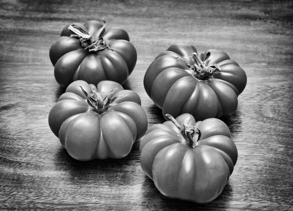 Tomates Italianos Uma Mesa Madeira — Fotografia de Stock