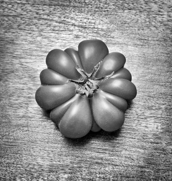 Tomate Italiano Uma Mesa Madeira — Fotografia de Stock