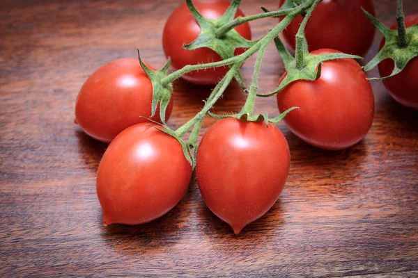 Tomates Italianos Uma Mesa Madeira — Fotografia de Stock