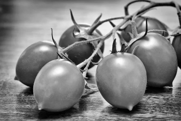 Italiaanse Tomaten Een Houten Tafel — Stockfoto