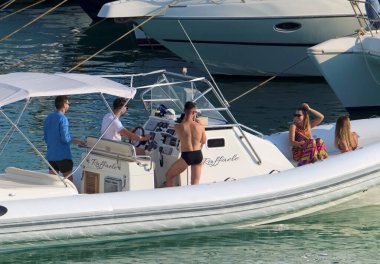 İtalya, Sicilya, Akdeniz, Marina di Ragusa (Ragusa Eyaleti); 6 Temmuz 2020, limandaki kauçuk tekne ve lüks yatlarda yaşayan insanlar - EDITORIAL