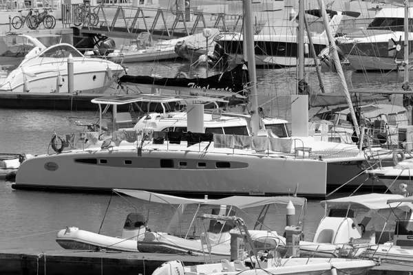 意大利 西西里 地中海 拉古萨港 拉古萨省 2020年7月9日 港口的汽艇和豪华游艇 Editorial — 图库照片