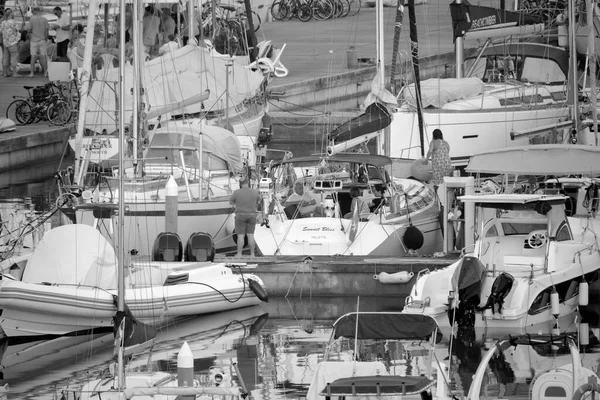 イタリア シチリア島 地中海 マリーナ ラグーザ ラグーザ州 7月2020 日没時に港のセーリングボートや豪華なヨットの人々 編集部 — ストック写真