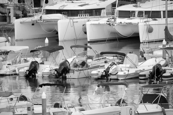 Italien Sicilien Medelhavet Marina Ragusa Ragusaprovinsen Juli 2020 Man Motorbåt — Stockfoto