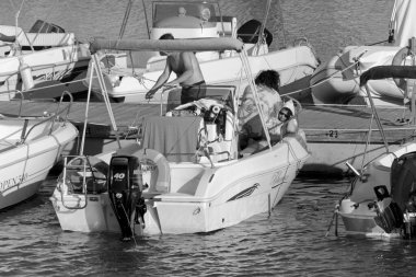 İtalya, Sicilya, Akdeniz, Marina di Ragusa (Ragusa Eyaleti); 9 Temmuz 2020, limandaki bir motorlu tekne - EDITORIAL