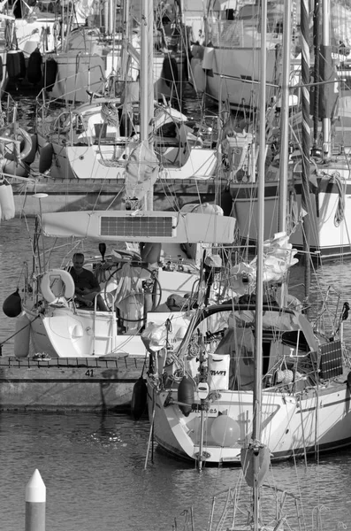 意大利 西西里 地中海 拉古萨海 拉古萨省 2020年7月10日 港口一艘帆船上的乘客 Editorial — 图库照片