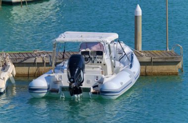 İtalya, Sicilya, Akdeniz, Marina di Ragusa (Ragusa Eyaleti); 11 Temmuz 2020, limanda kauçuk tekne - EDITORIAL