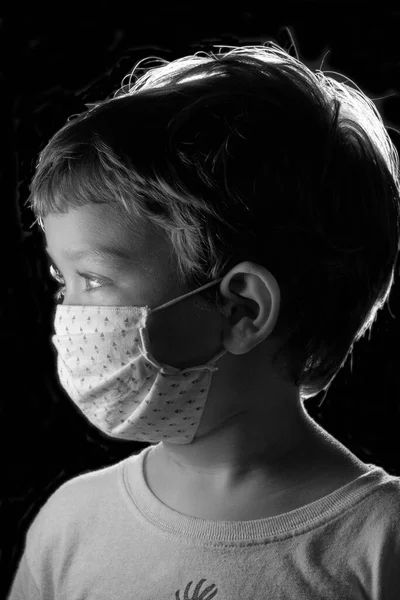 Yaşında Koruyucu Maske Takan Bir Erkek Çocuğun Stüdyo Portresi — Stok fotoğraf