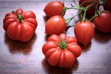 Tahta masadaki İtalyan domatesleri