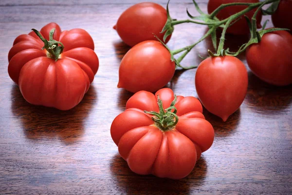 Italiaanse Tomaten Een Houten Tafel — Stockfoto