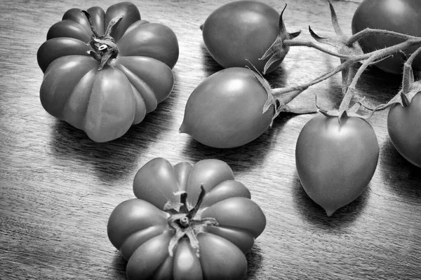 Tomates Italianos Uma Mesa Madeira — Fotografia de Stock