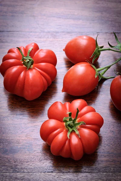 Tomates Italianos Uma Mesa Madeira — Fotografia de Stock