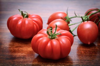 Tahta masadaki İtalyan domatesleri